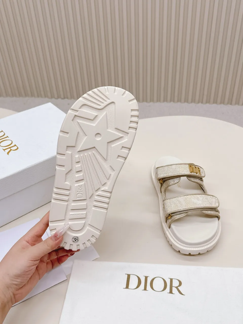 👟👟Ex-factory price 460👟👟 This black sheepskin DiorAct sandal is fashionable. Paired with an insole that fits the shape of your foot, it's made of exceptionally lightweight and comfortable leather. The upper straps feature a Velcro closure and feature a gold-finish metal "DIOR" logo. Can be matched with various styles to show modern style. Gold-finish metal "DIOR" logo Two adjustable Velcro straps Leather insole that fits the shape of your foot Soft and lightweight texture EVA sole decorated with Christian Dior's lucky star symbol Made in Italy Size 35--42 (Customized sizes 41 and 42 are non-refundable)